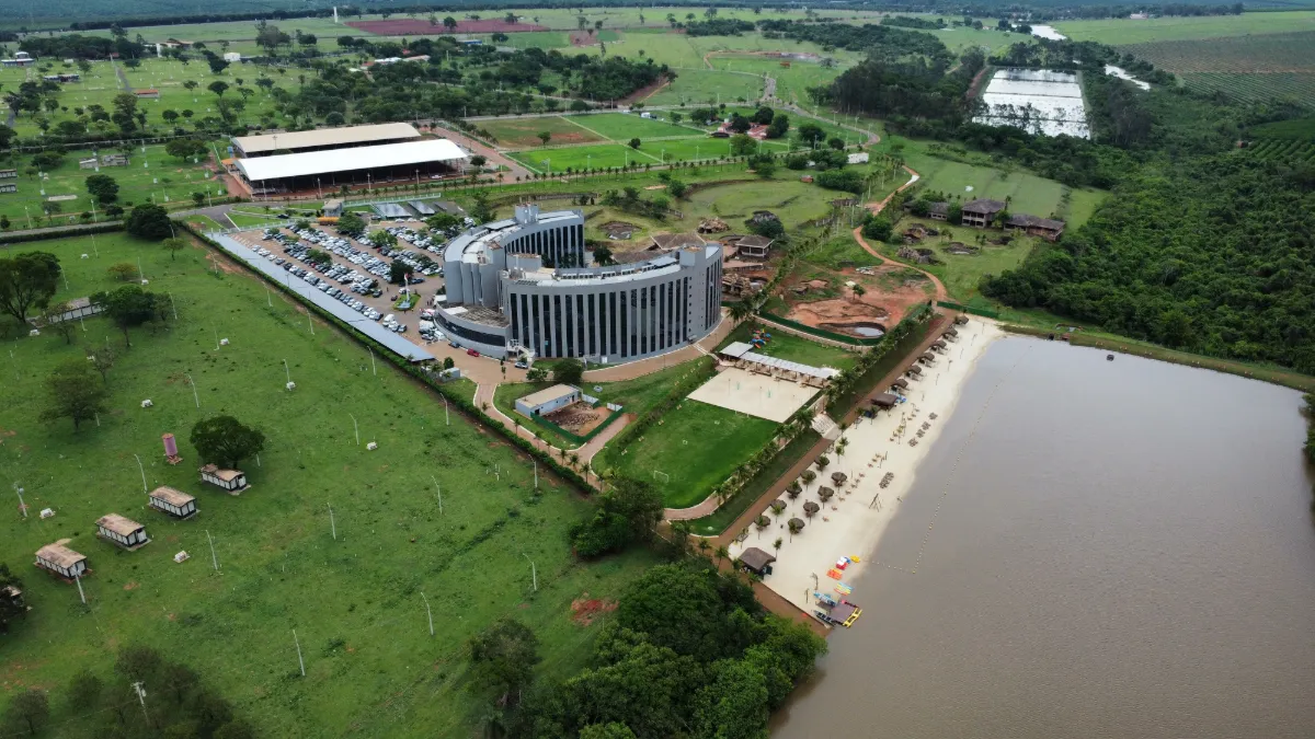 Vista aérea do Barretos Park Hotel com a Praia do Peão
