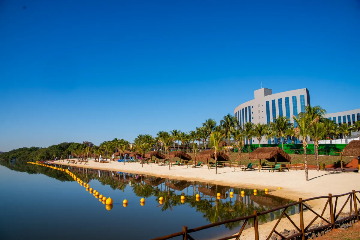 Praia do Peão com o Barretos Park Hotel ao fundo